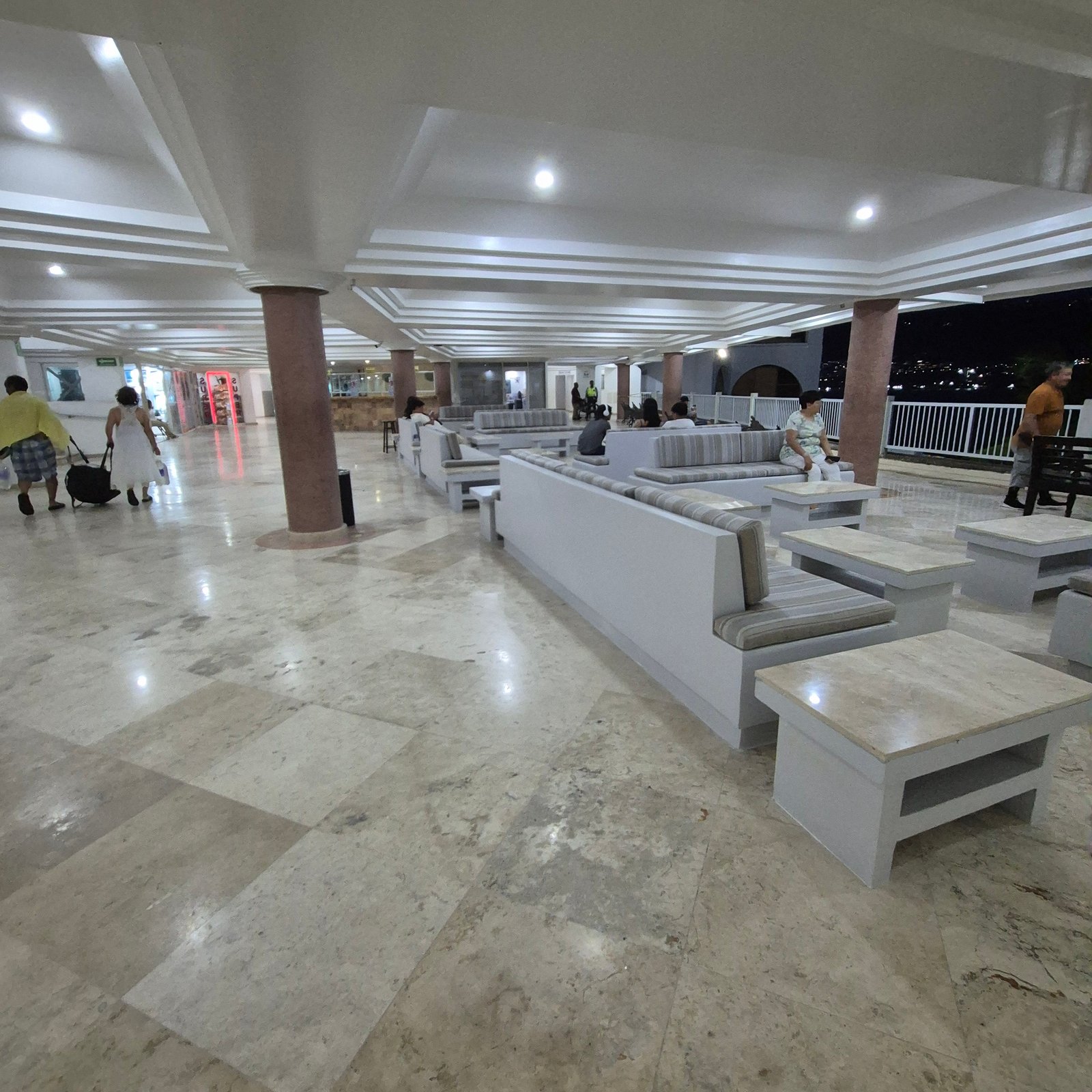 Lobby y áreas comunes del Condominio Torres Gemelas de noche